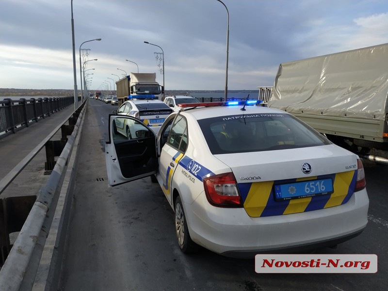 На Варваровском мосту огромная пробка: пьяный водитель въехал в трактор