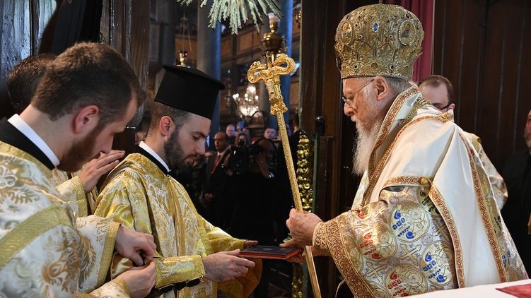 Вселенский патриарх потребовал прекратить богослужения до конца марта