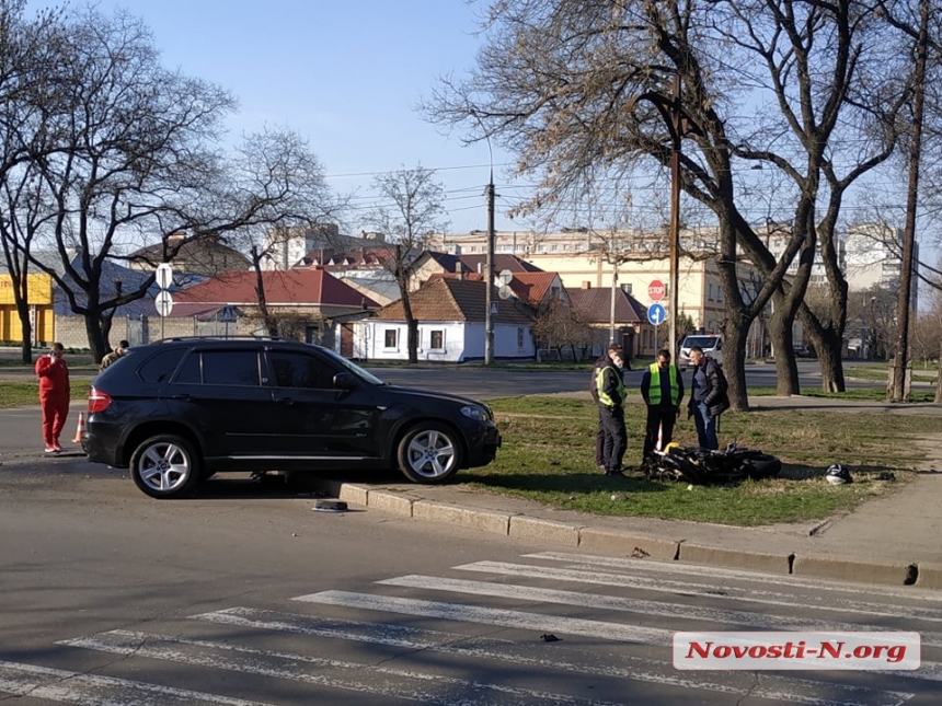 В Николаеве девушка на «БМВ» сбила мотоцикл: двое пострадавших