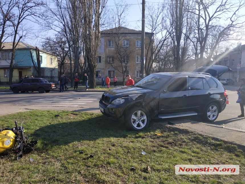 В Николаеве девушка на «БМВ» сбила мотоцикл: двое пострадавших