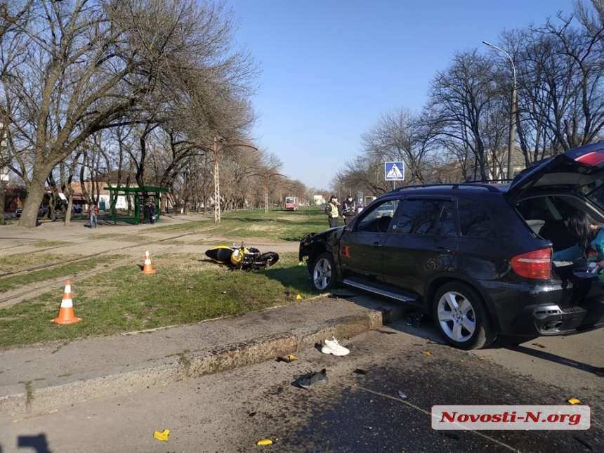 В Николаеве девушка на «БМВ» сбила мотоцикл: двое пострадавших