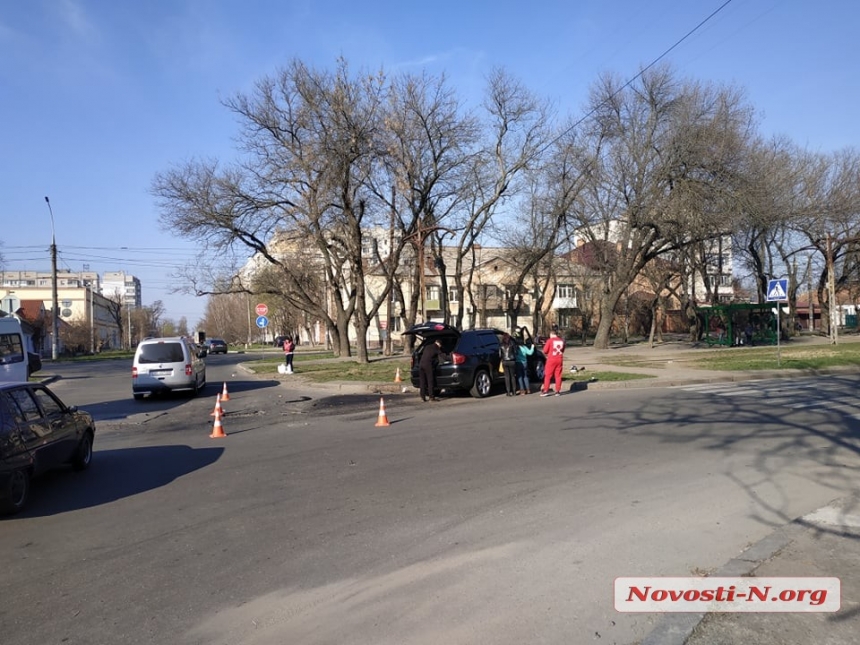 В Николаеве девушка на «БМВ» сбила мотоцикл: двое пострадавших