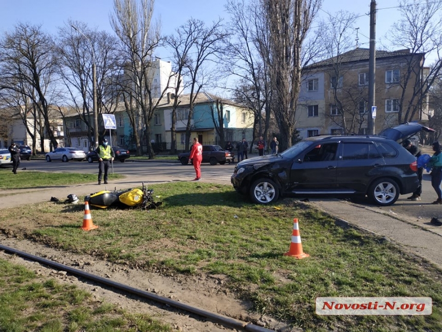 В Николаеве девушка на «БМВ» сбила мотоцикл: двое пострадавших