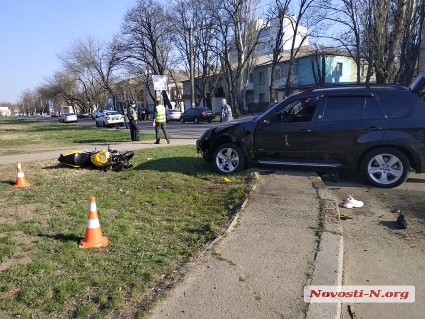 В Николаеве девушка на «БМВ» сбила мотоцикл: двое пострадавших