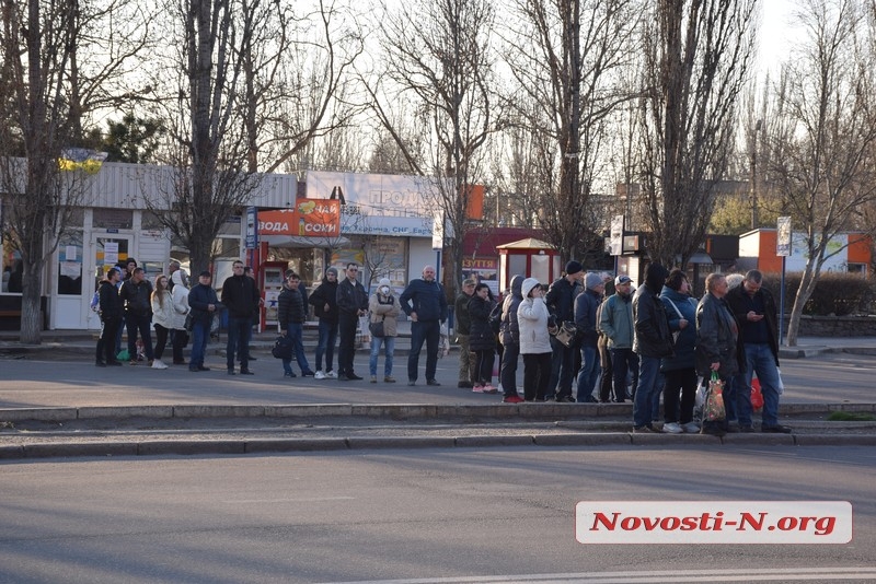 Карантин в Николаеве: на остановках очереди, контролеров, не пускающих пассажиров, пытаются бить