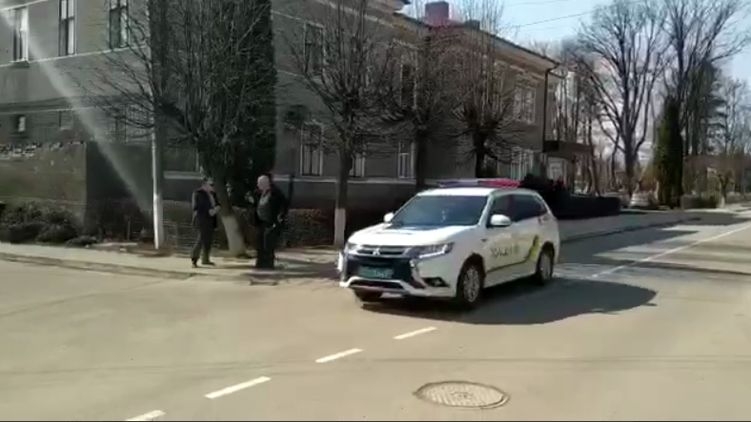 В Черновцах машины с громкоговорителями предупреждают о карантине на украинском и румынском языках. Видео