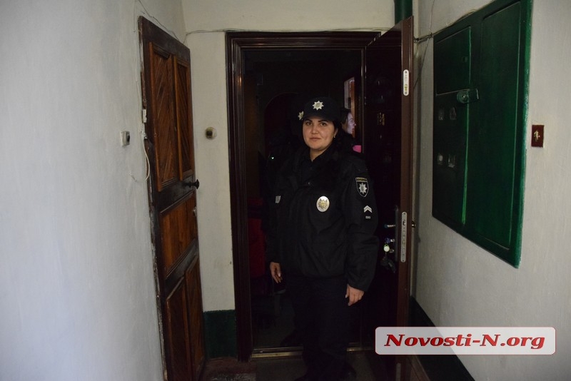 В Николаеве школьница угрожала выпрыгнуть в окно из-за того, что ее не выпускали на улицу