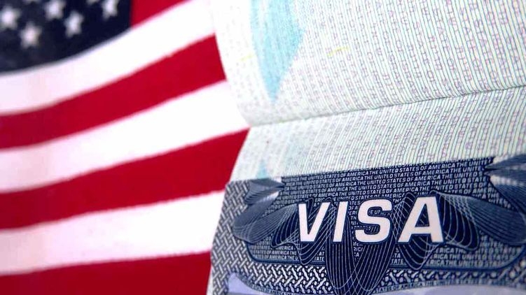 США прекратили выдачу виз иностранцам из-за коронавируса