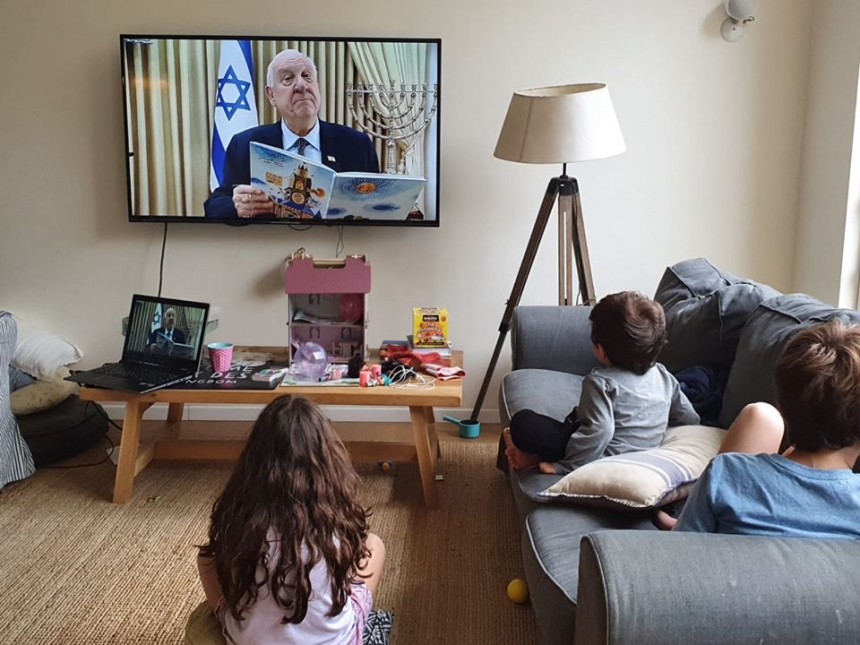 Президент Израиля начал в прямом эфире читать детям сказки, чтобы дать отдохнуть родителям на карантине