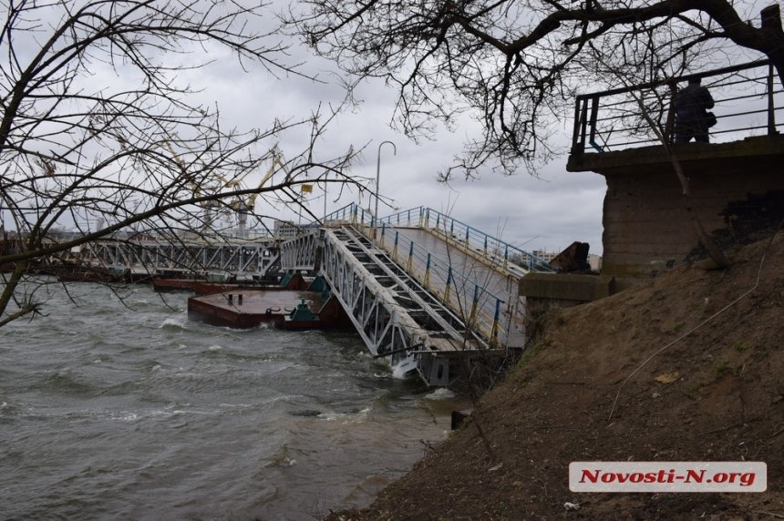 Понтонный мост в Николаеве начнут поднимать в среду — директор ДЖКХ