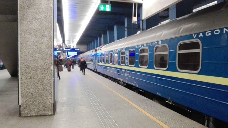 В Киеве не выпускают никого из поезда, прибывшего из Риги. В каждом вагоне люди с температурой под 40