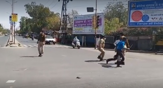 Индийская полиция палками загнала людей на карантин. ВИДЕО