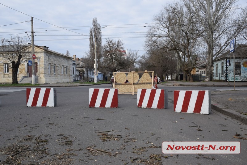 В центре Николаева перекрыли часть улицы: на дороге бетонные блоки