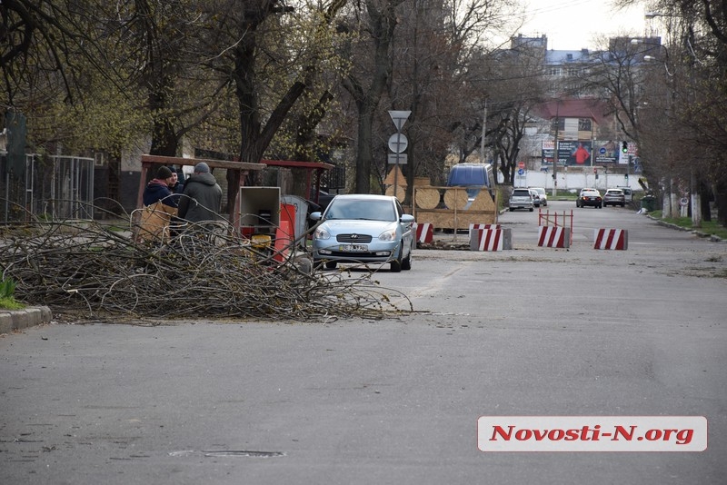 В центре Николаева перекрыли часть улицы: на дороге бетонные блоки