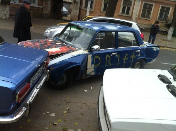 Одесский гонщик решил устроить мастер-класс и повредил три машины. ФОТО