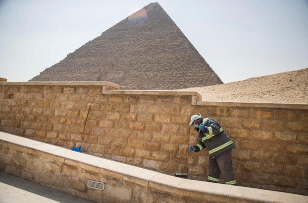 В Египте дезинфицируют пирамиды. ФОТО