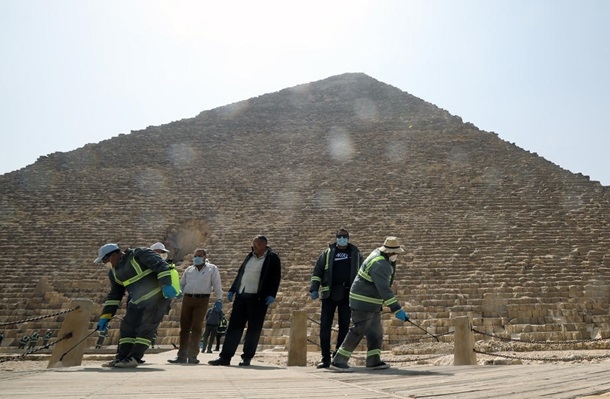 В Египте дезинфицируют пирамиды. ФОТО
