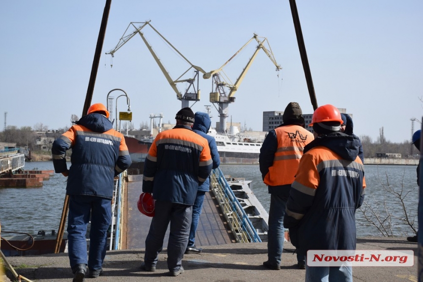 В Николаеве отлив мешает ремонту пешеходного понтонного моста