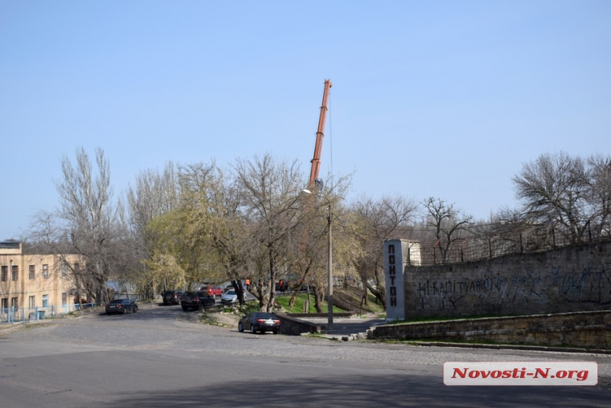 В Николаеве отлив мешает ремонту пешеходного понтонного моста