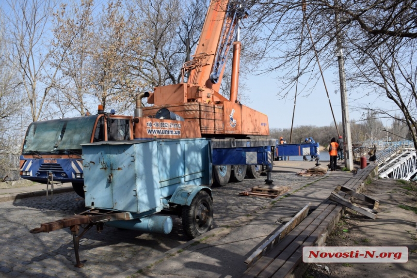 В Николаеве отлив мешает ремонту пешеходного понтонного моста