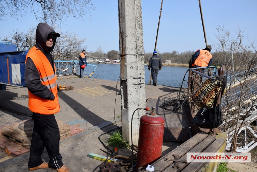 В Николаеве отлив мешает ремонту пешеходного понтонного моста