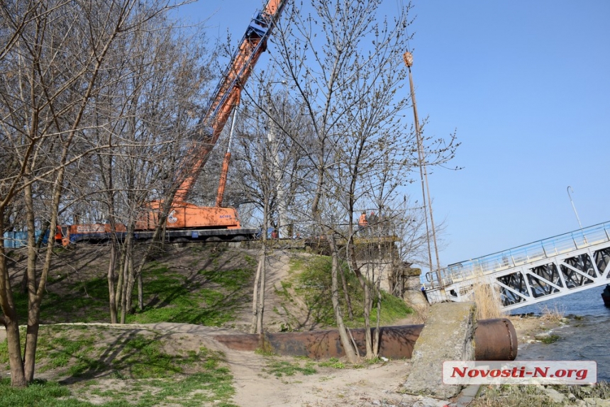 В Николаеве отлив мешает ремонту пешеходного понтонного моста