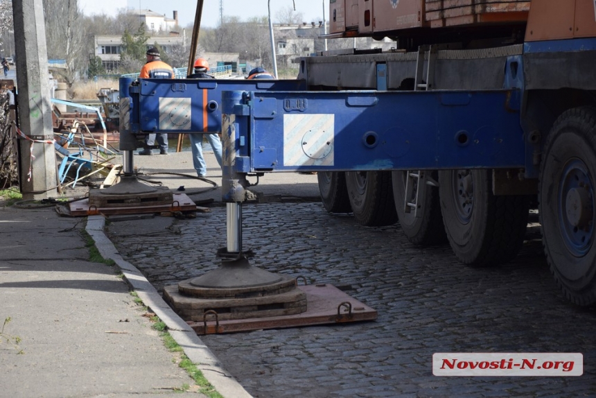 В Николаеве отлив мешает ремонту пешеходного понтонного моста