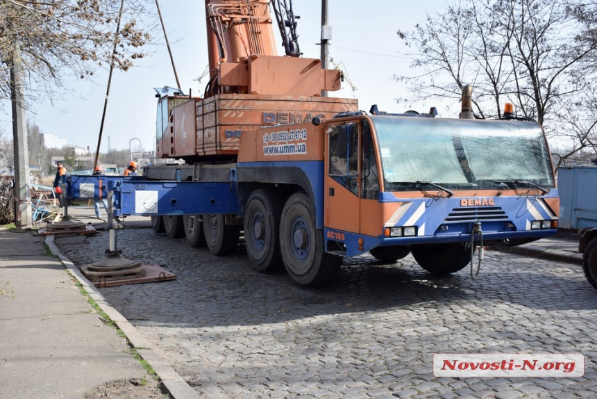 В Николаеве отлив мешает ремонту пешеходного понтонного моста