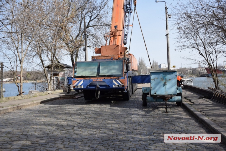 В Николаеве отлив мешает ремонту пешеходного понтонного моста