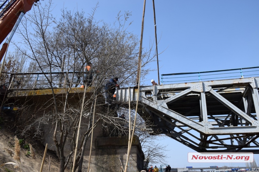 В Николаеве завершен первый этап ремонта понтонного моста 