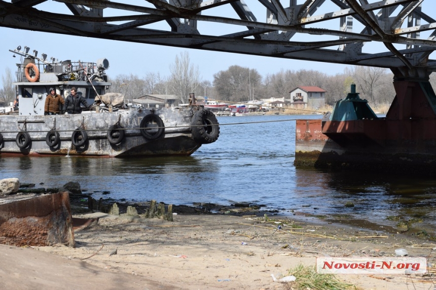 Ремонт понтонного моста в Николаеве обещают закончить к вечеру