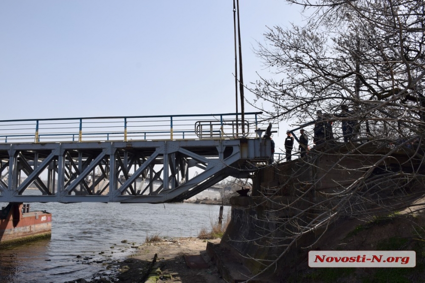 Ремонт понтонного моста в Николаеве обещают закончить к вечеру