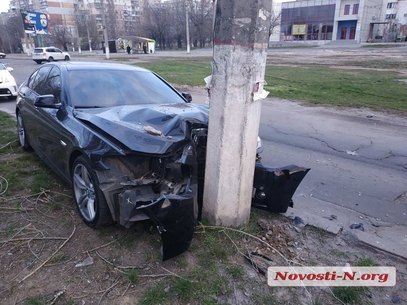 В Николаеве пьяный водитель на «БМВ» врезался в столб