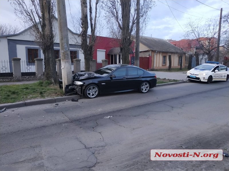 В Николаеве пьяный водитель на «БМВ» врезался в столб