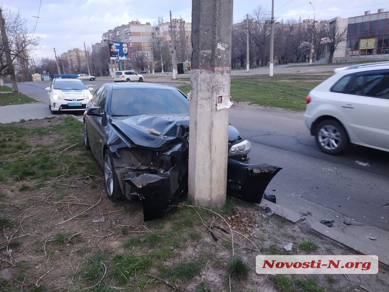 В Николаеве пьяный водитель на «БМВ» врезался в столб