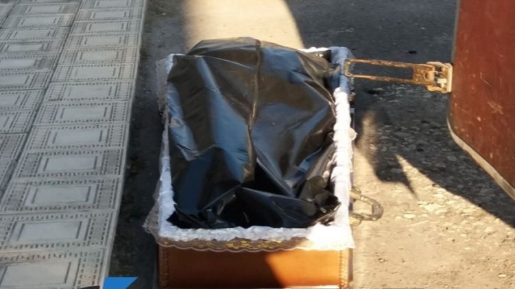 Под Тернополем тело умершего от коронавируса выдали в черном пакете, который пришлось тянуть по земле