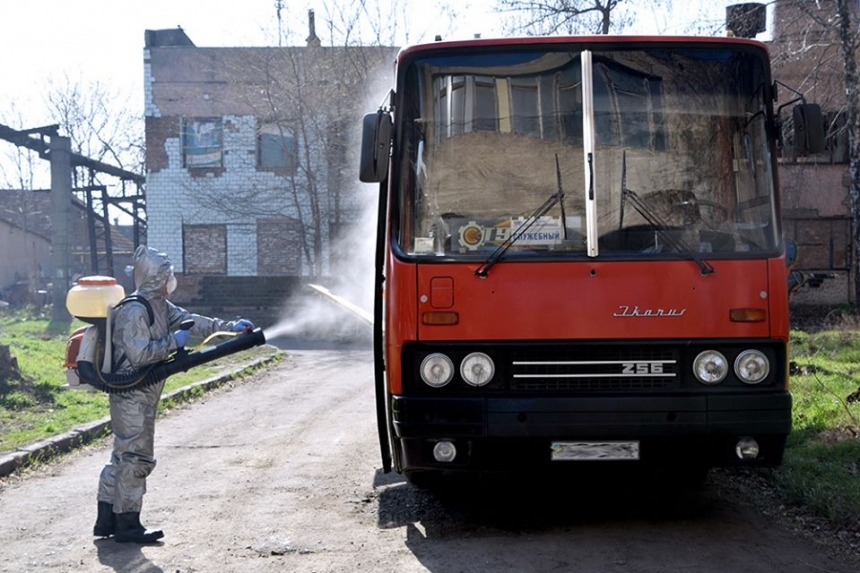 Николаевские спасатели показали, как дезинфицировали приехавший из Киева пассажирский автобус. ФОТО