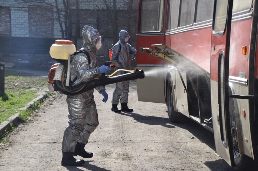 Николаевские спасатели показали, как дезинфицировали приехавший из Киева пассажирский автобус. ФОТО
