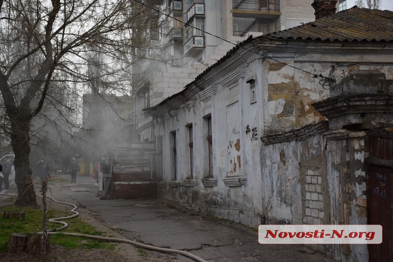 В Николаеве из окон жилого дома повалил густой дым — прохожие вызвали пожарных
