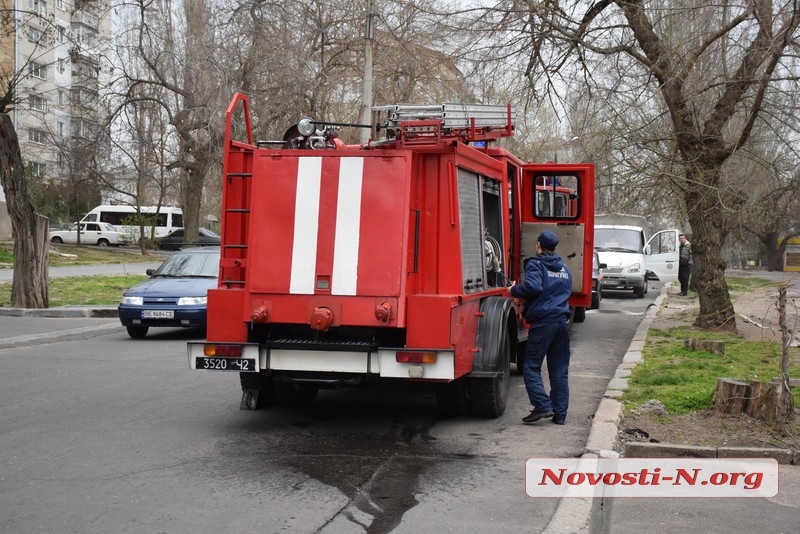 В Николаеве из окон жилого дома повалил густой дым — прохожие вызвали пожарных