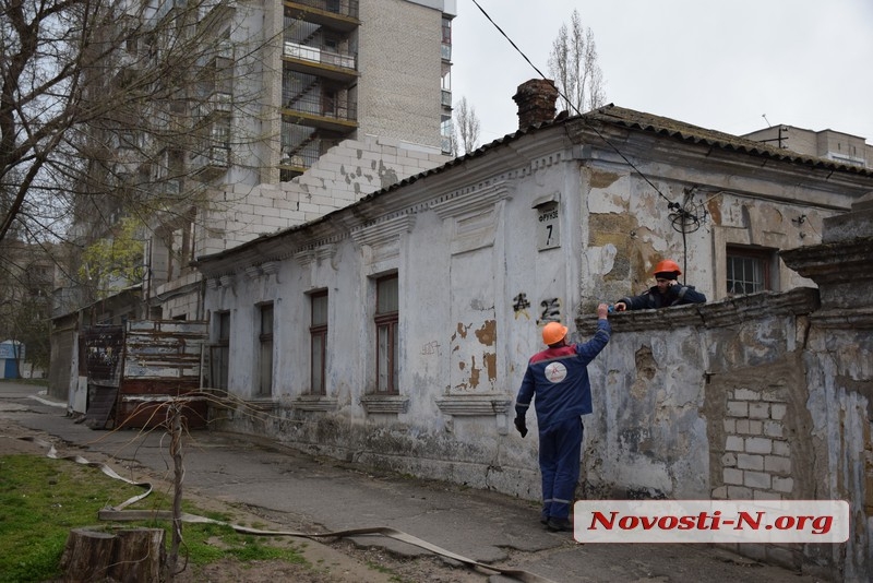 В Николаеве из окон жилого дома повалил густой дым — прохожие вызвали пожарных