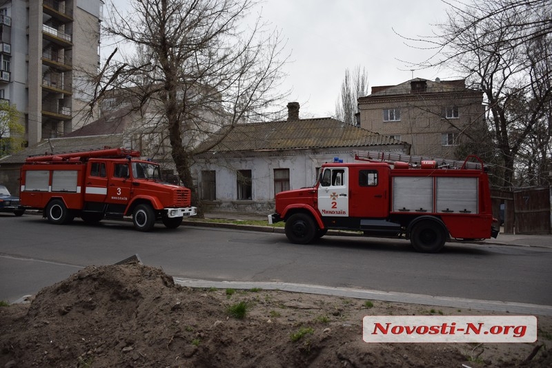В Николаеве из окон жилого дома повалил густой дым — прохожие вызвали пожарных