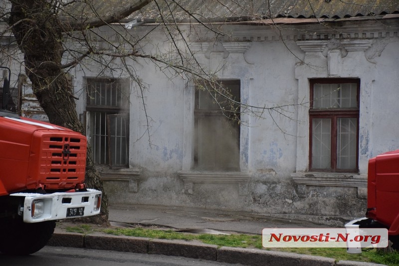 В Николаеве из окон жилого дома повалил густой дым — прохожие вызвали пожарных