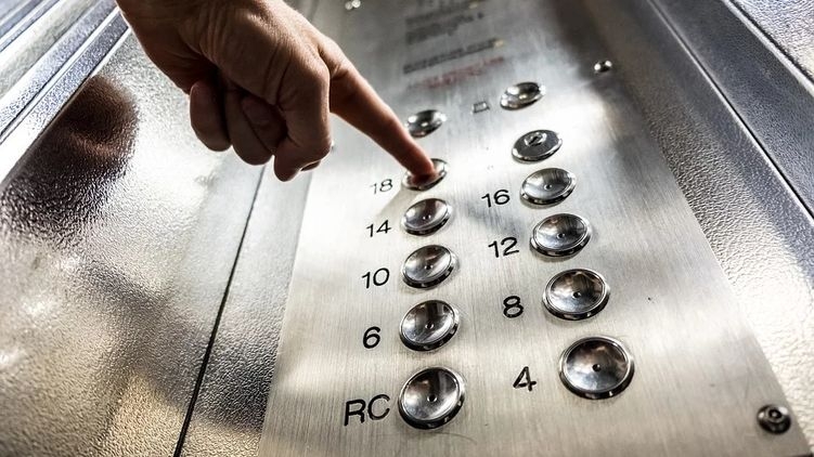 Украинцев призвали не пользоваться лифтами из-за коронавируса
