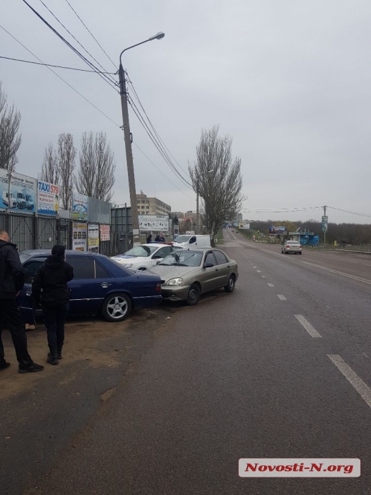 Возле авторынка в Николаеве «Ланос» врезался в припаркованный «Мерседес»