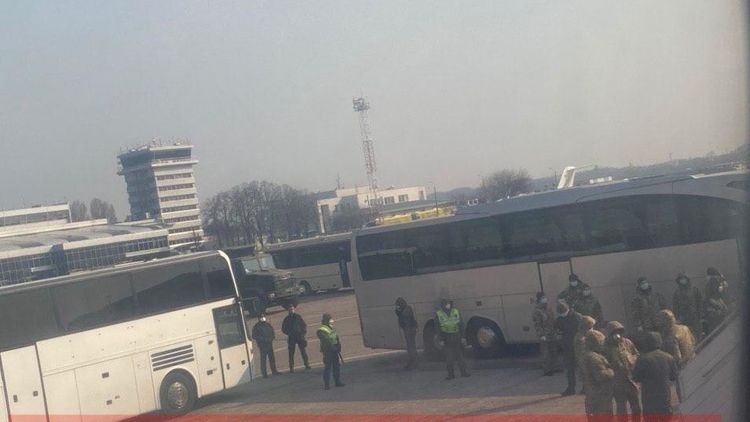 Часть прилетевших из Дохи украинцев сбежала от принудительной обсервации прямо из-под отеля