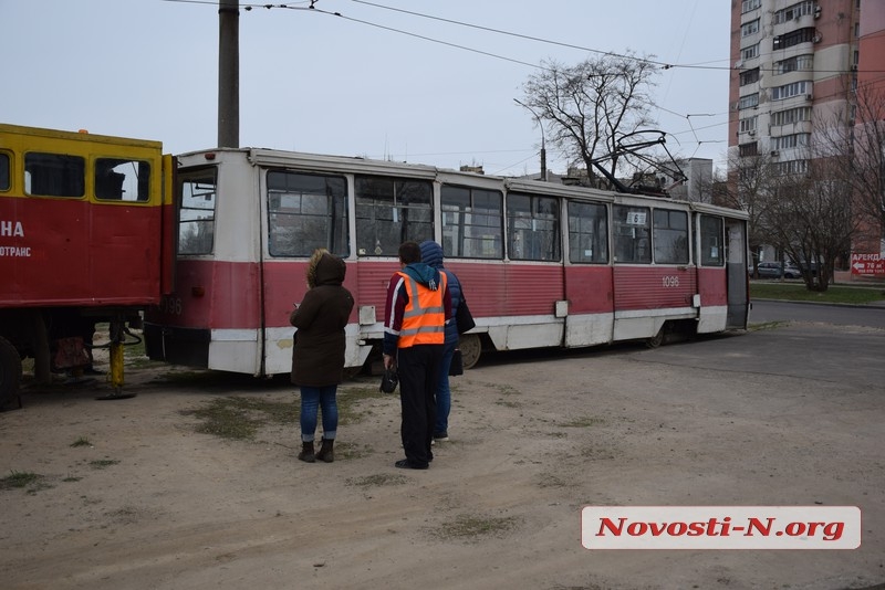 В центре Николаева сошел с рельсов трамвай