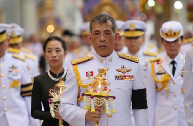 67-летний тайский король с десятками любовниц уехал на карантин в Германию