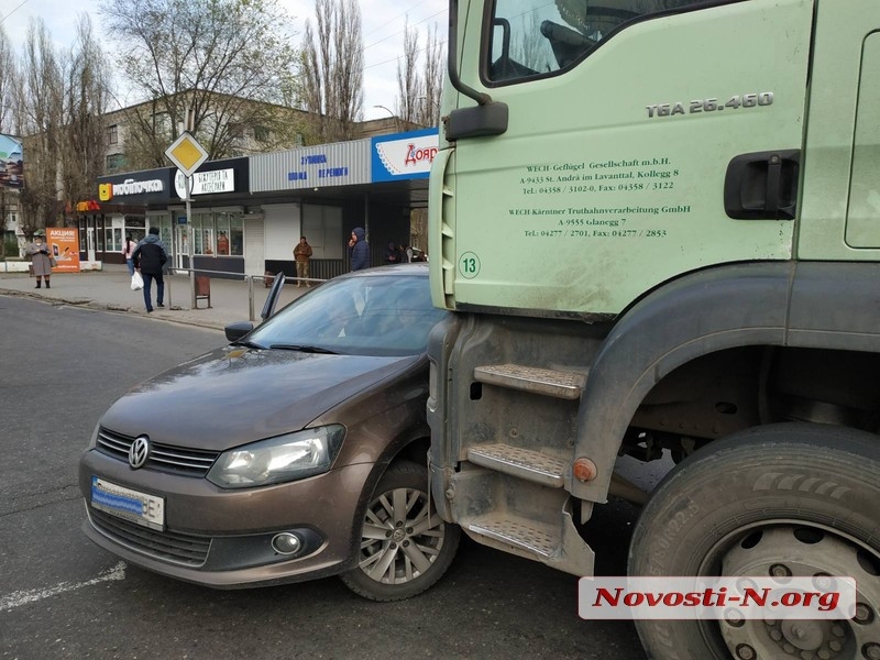 В Николаеве девушка на «Фольксвагене» попала под грузовик