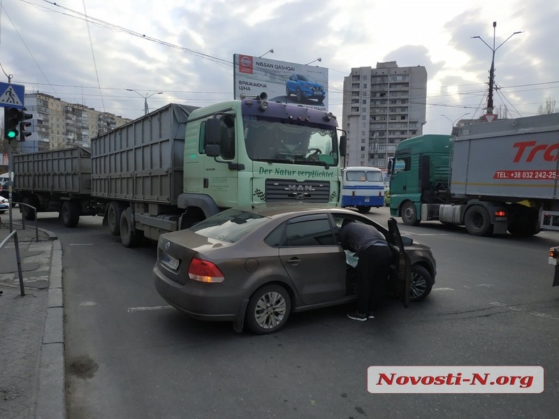 В Николаеве девушка на «Фольксвагене» попала под грузовик